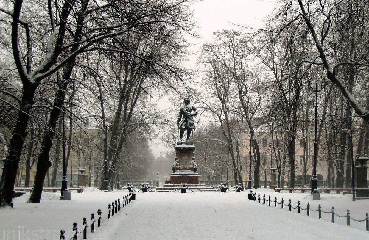 Петровский парк и памятник Петру I